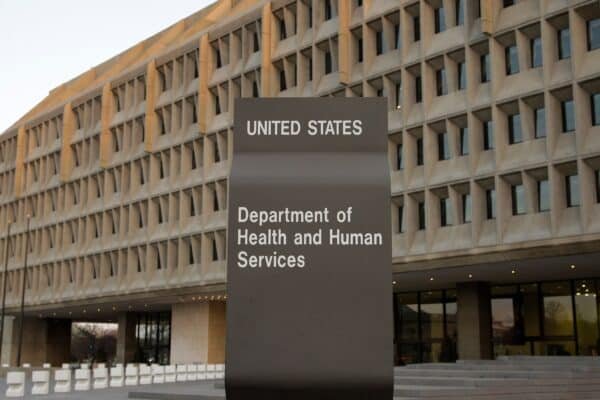 लगभग 10,000 पूर्णकालिक कर्मचारियों को काटने के लिए HHS लगभग 10,000 पूर्णकालिक कर्मचारियों को काटने के लिए HHS
